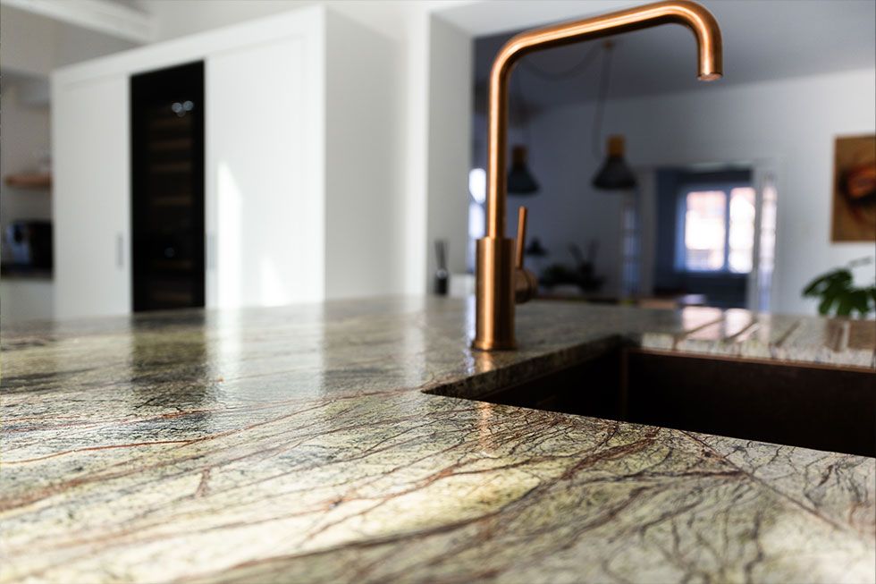 Keukenblad in natuursteen met geïntegreerde spoelbak in Project T.jpg