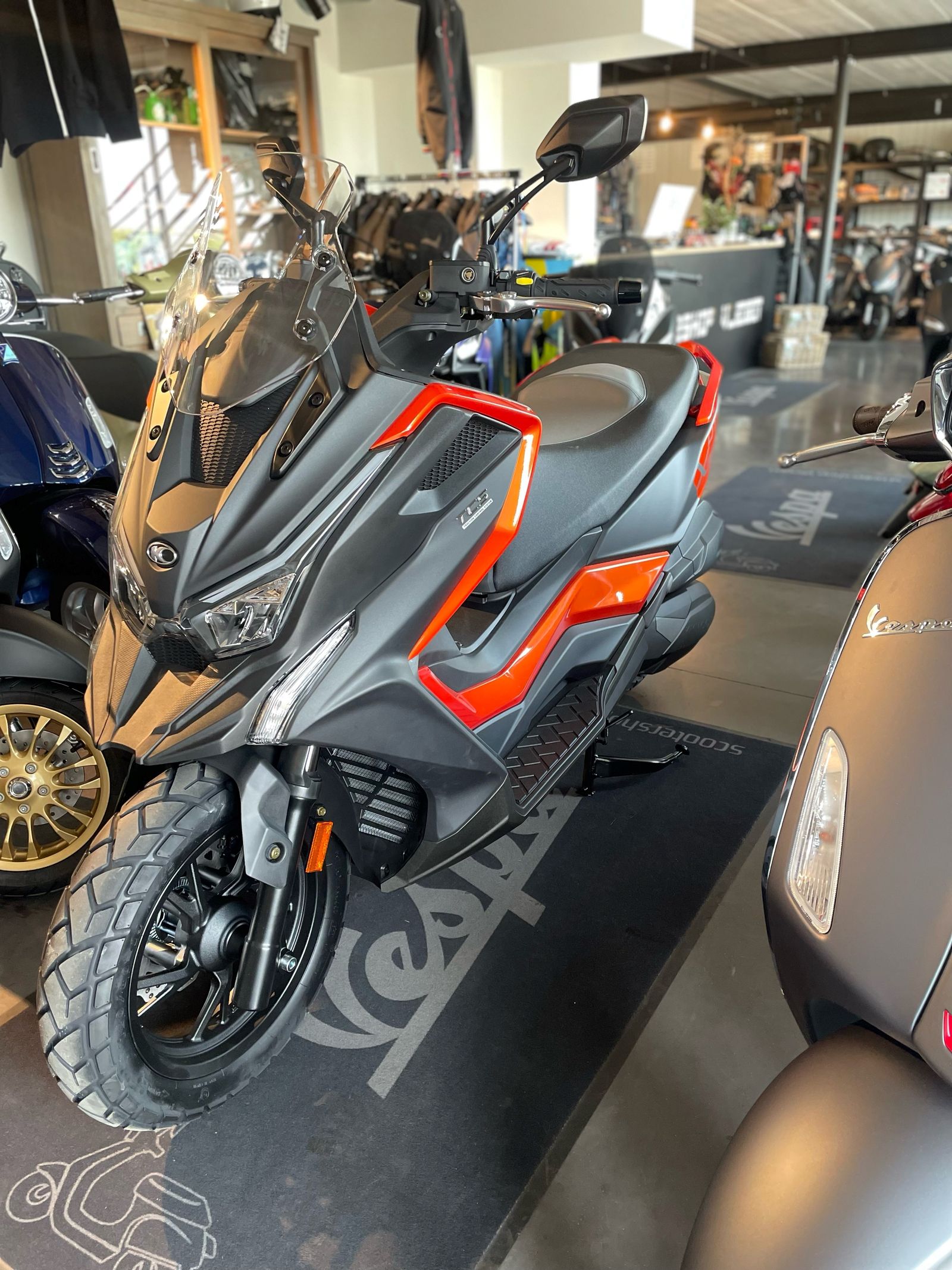 kymco dtx 360 voor zijaanzicht.jpg