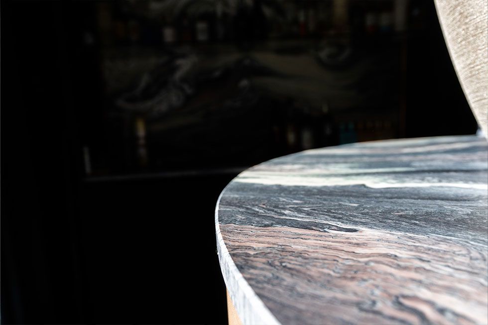 Detail van afgerond barblad in marmer met natuurlijke tekening