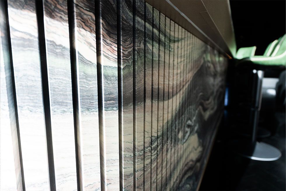 Barmeubel in marmer met verticale detaillering in Project T interieur