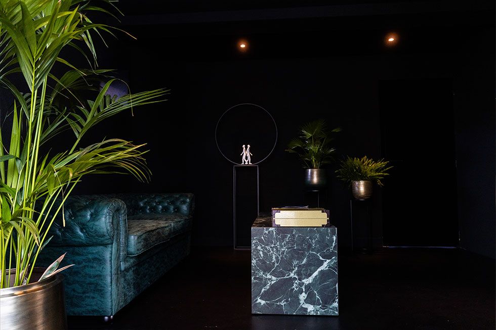 Marmeren meubel als centraal element in donker interieur van Project T