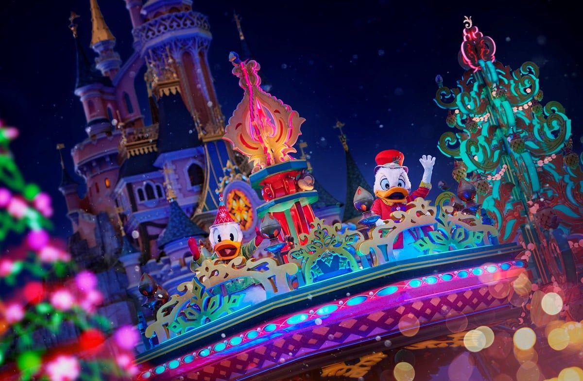 mickey-s-dazzling-christmas-parade!-3.jpg