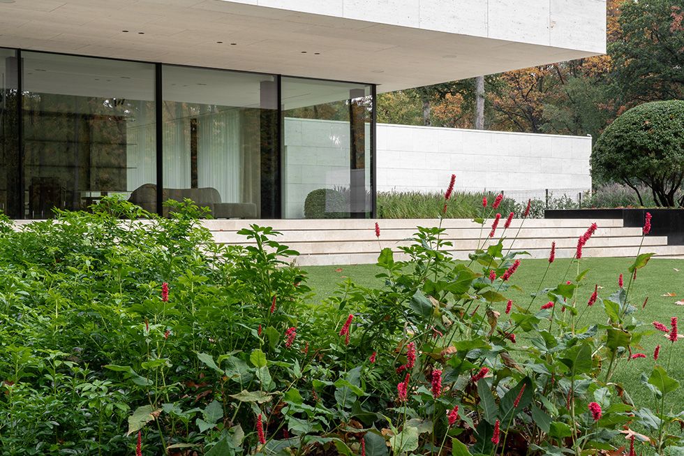 Terras en tuin sluiten naadloos aan op de natuurstenen architectuur