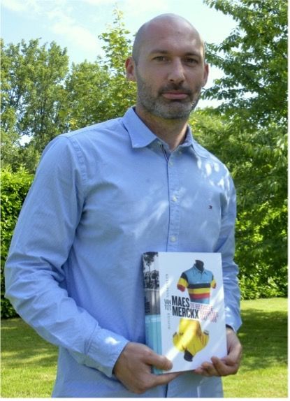 Experienced padel coach Roberto holding multiple rackets and trophies