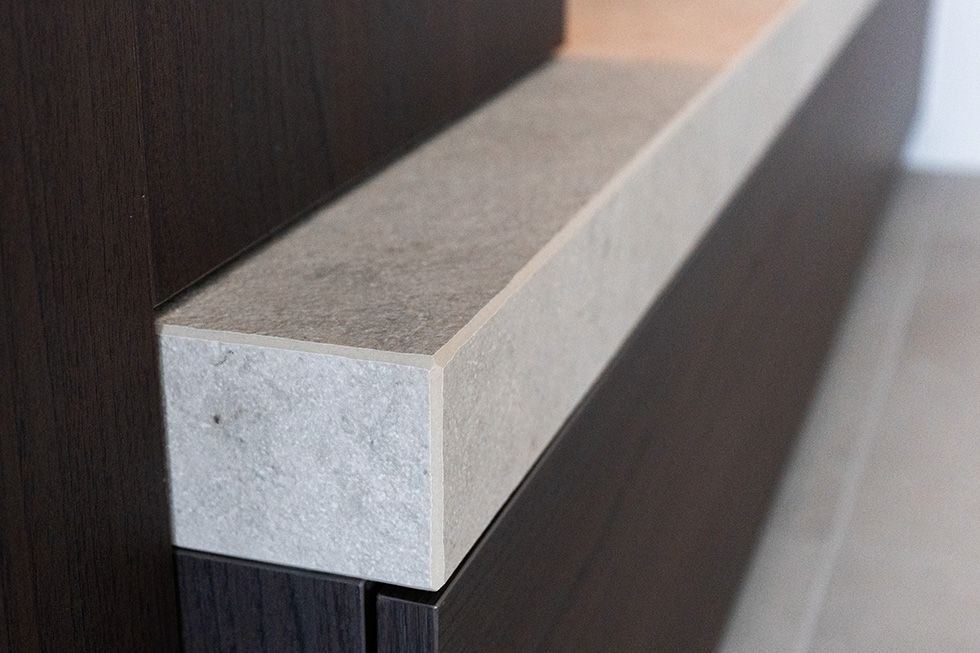 Detail van een opgedikt keramisch volume in maatwerkmeubilair dat rust en verfijning brengt in het interieur