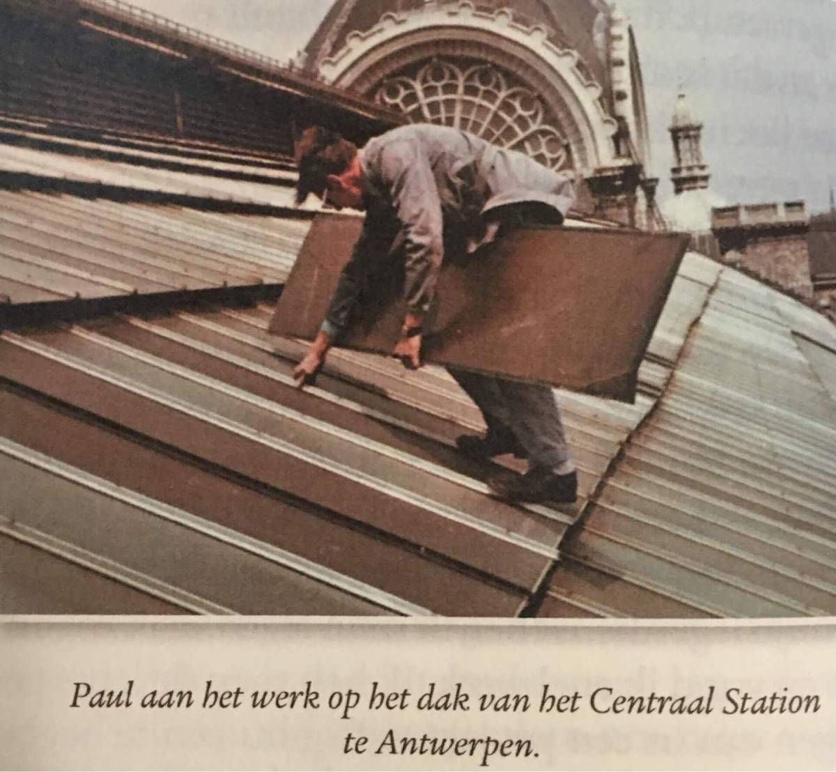man aan het werk op het dak van het Centraal Station Antwerpen