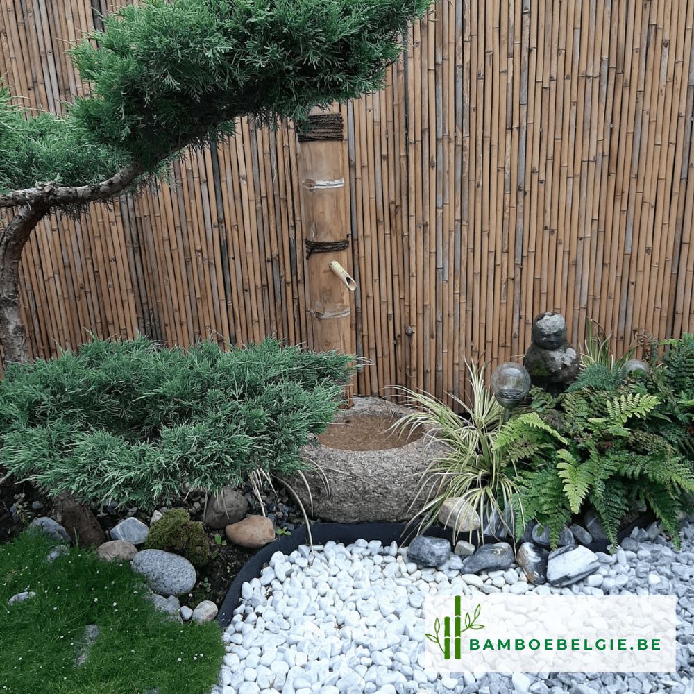 Japanse tuin met waterval gemaakt met bamboestokken