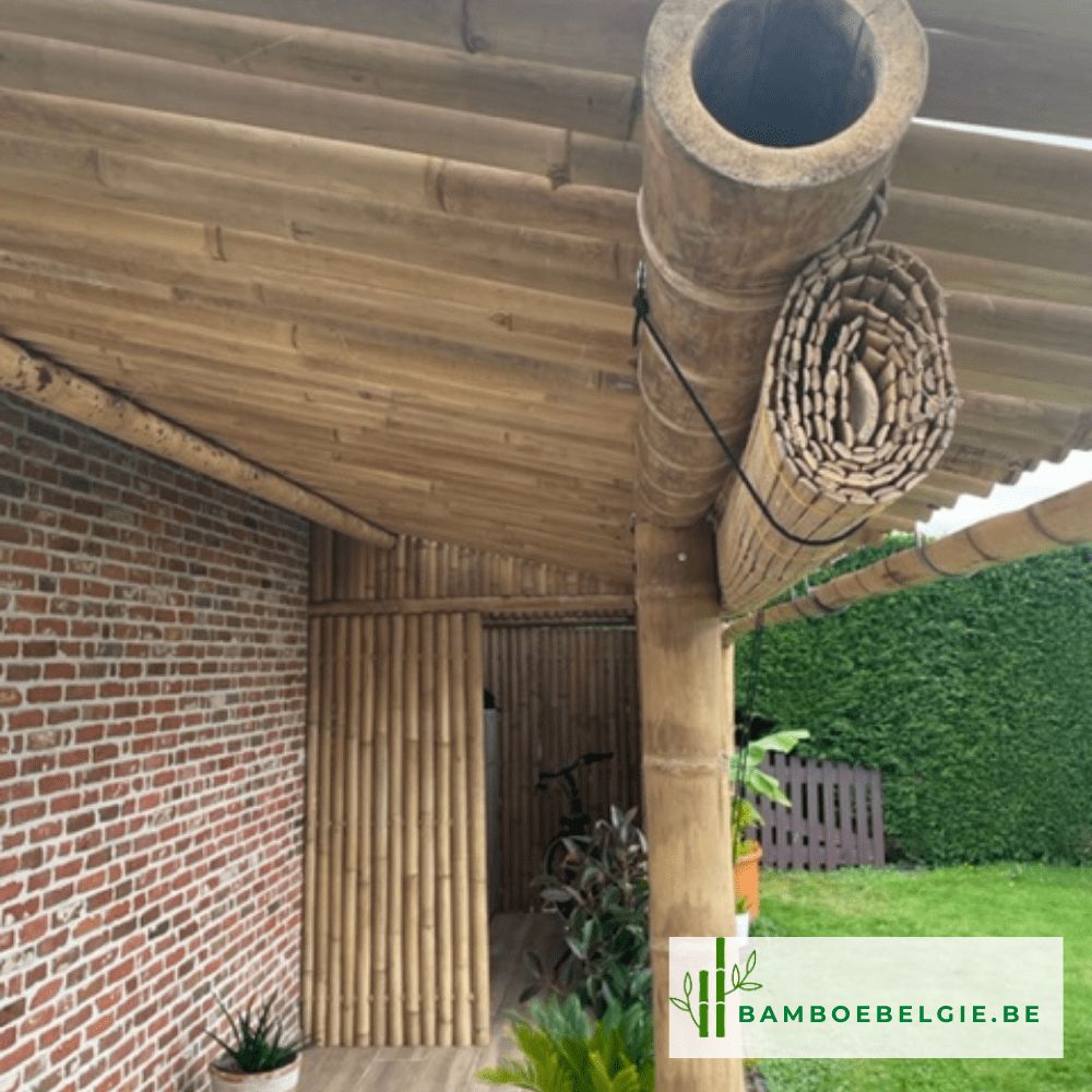 Overdekt terras, aparte buitenkeuken uit bamboe, dakgoot uit bamboe en rolgordijn voor privacy