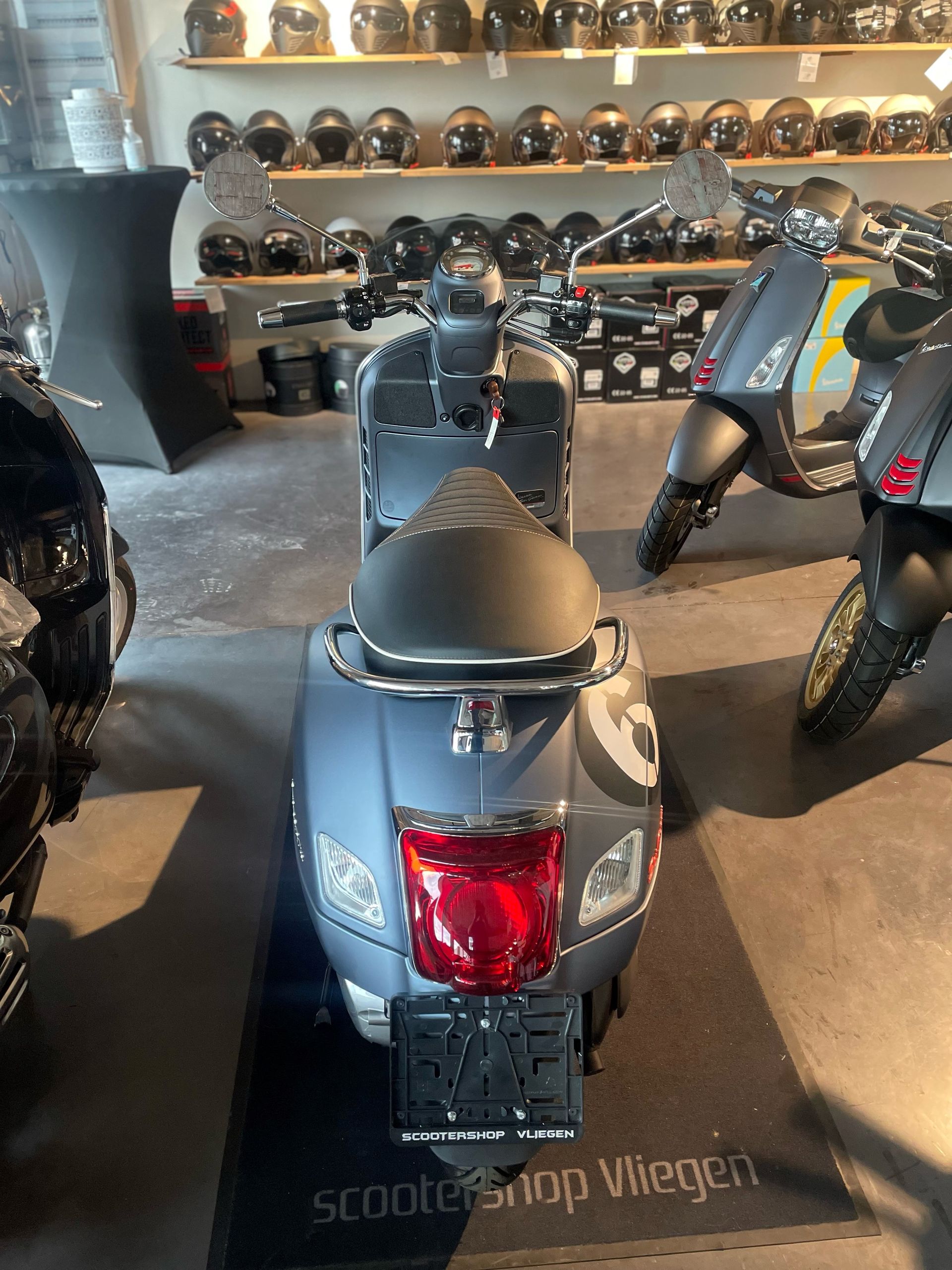 vespa gts sei giorni achteraanzicht juist.jpg