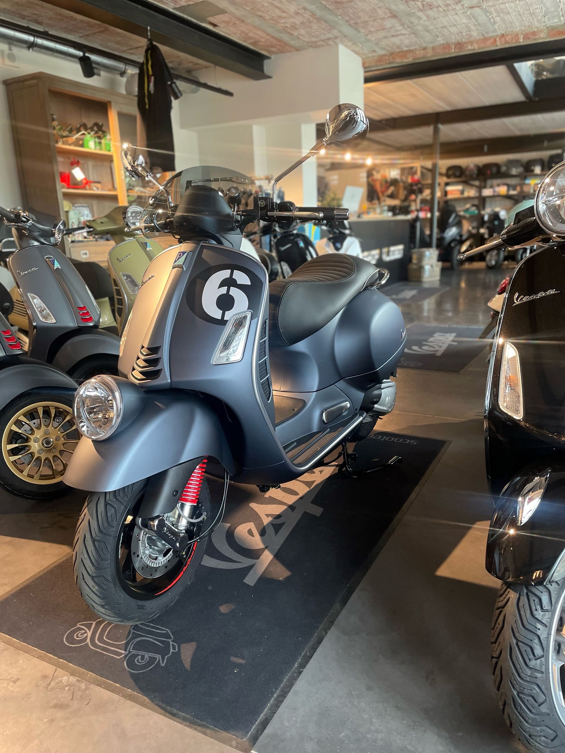vespa gts sei giorni achteraanzicht.jpg