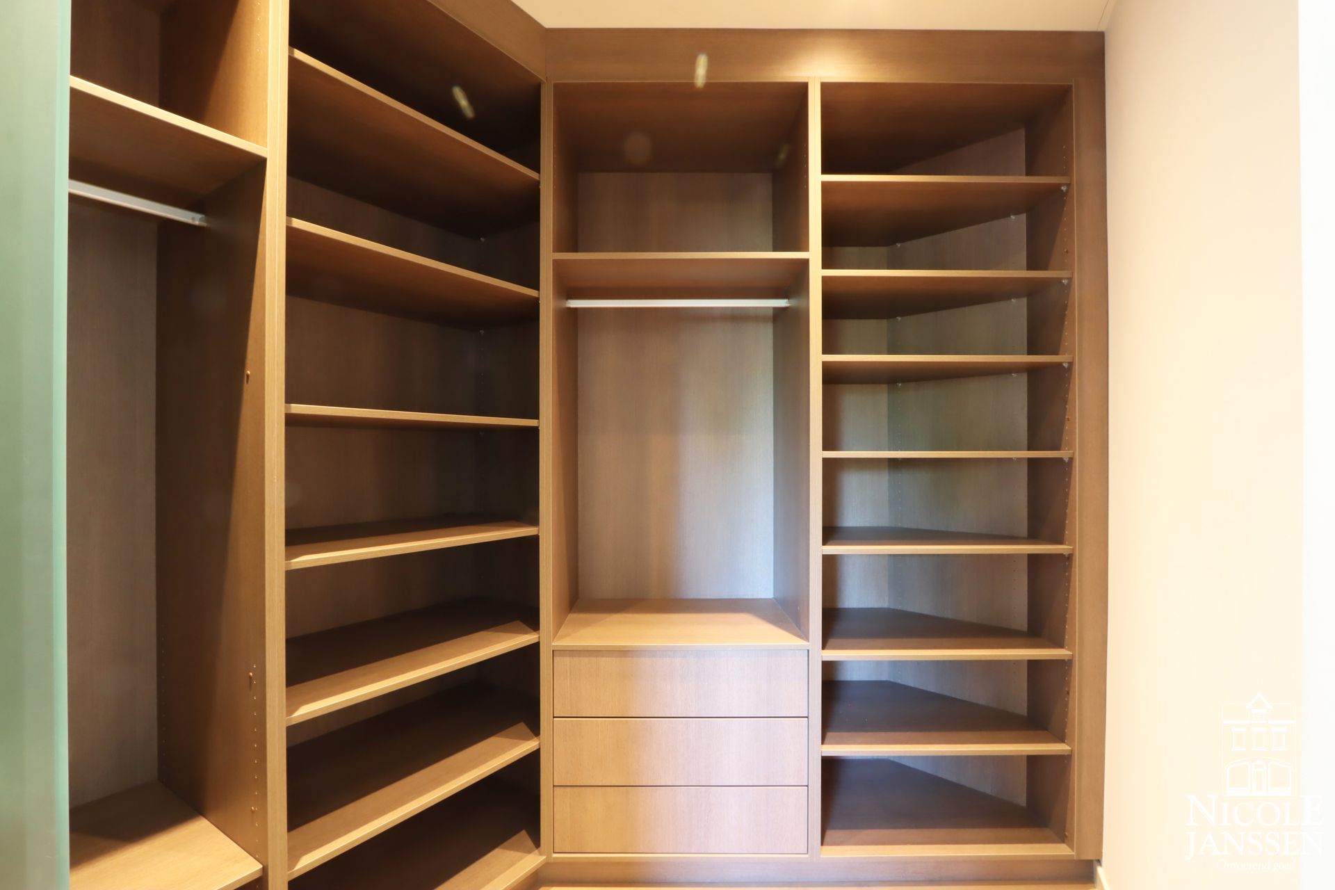 Nicole Janssen - appartement te koop - Kloosterbempden 3A b21 te Maaseik - dressing.jpg