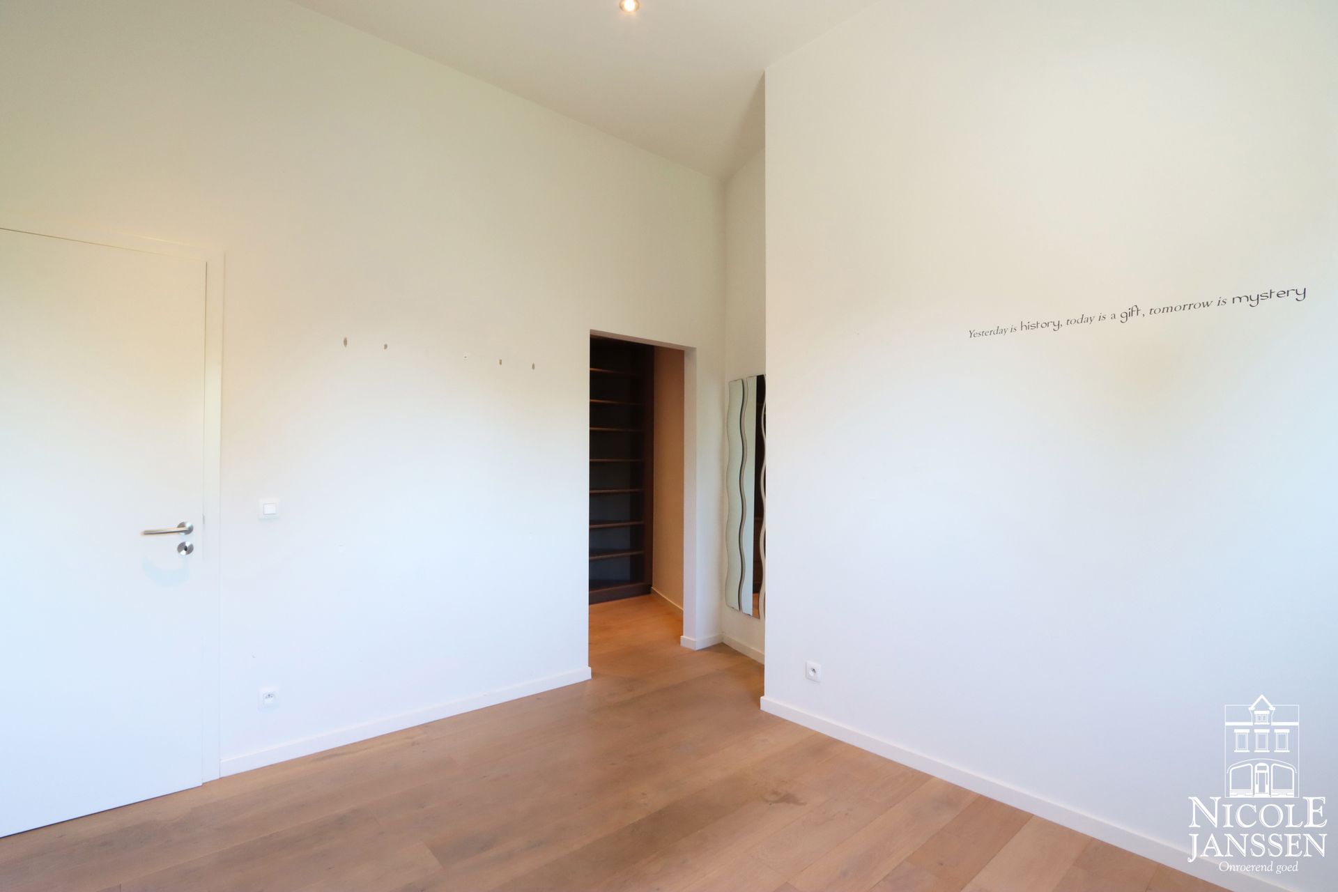 Nicole Janssen - appartement te koop - Kloosterbempden 3A b21 te Maaseik - slaapkamer 1.jpg
