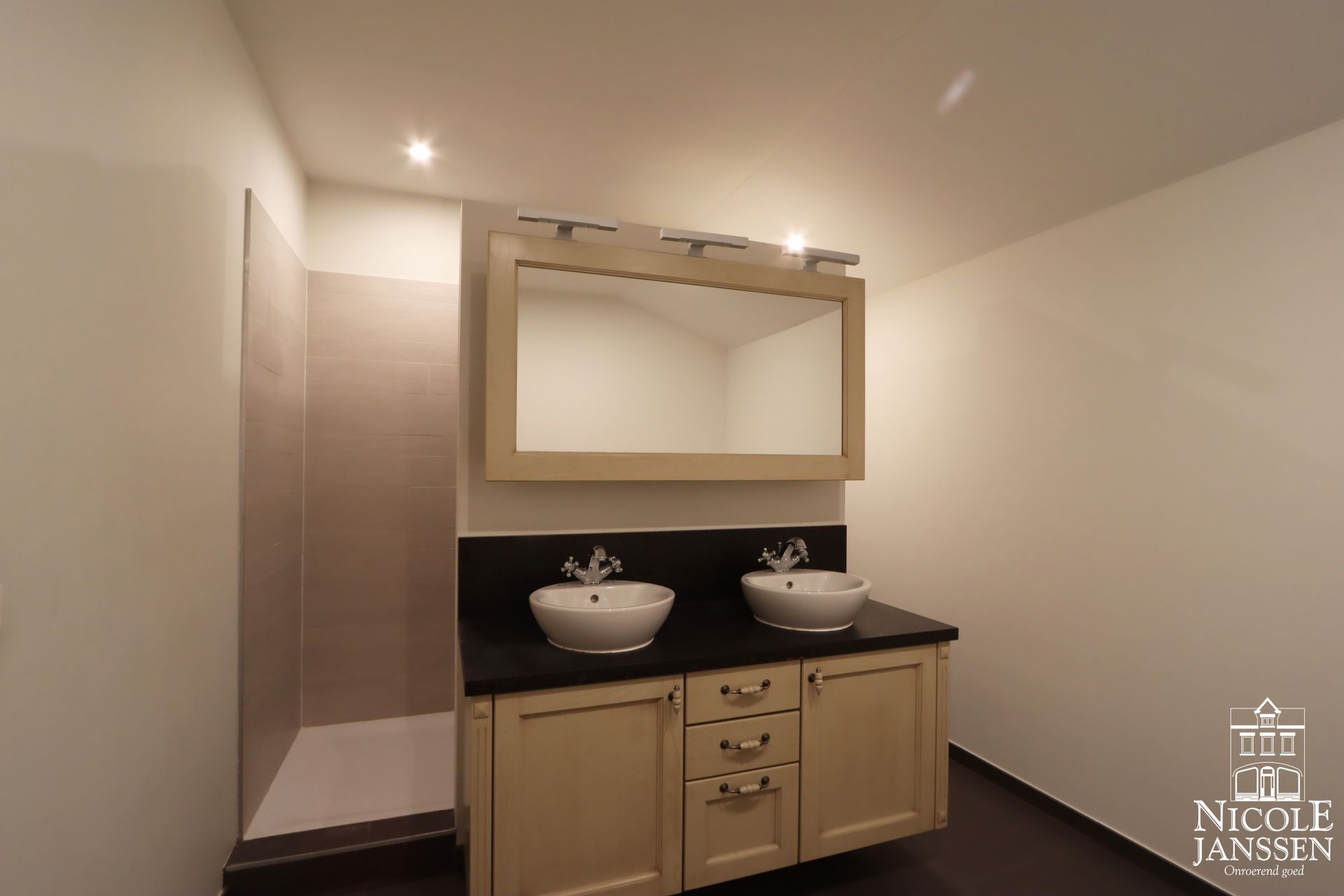 Nicole Janssen - appartement te koop - Kloosterbempden 3A b21 te Maaseik - badkamer4.jpg