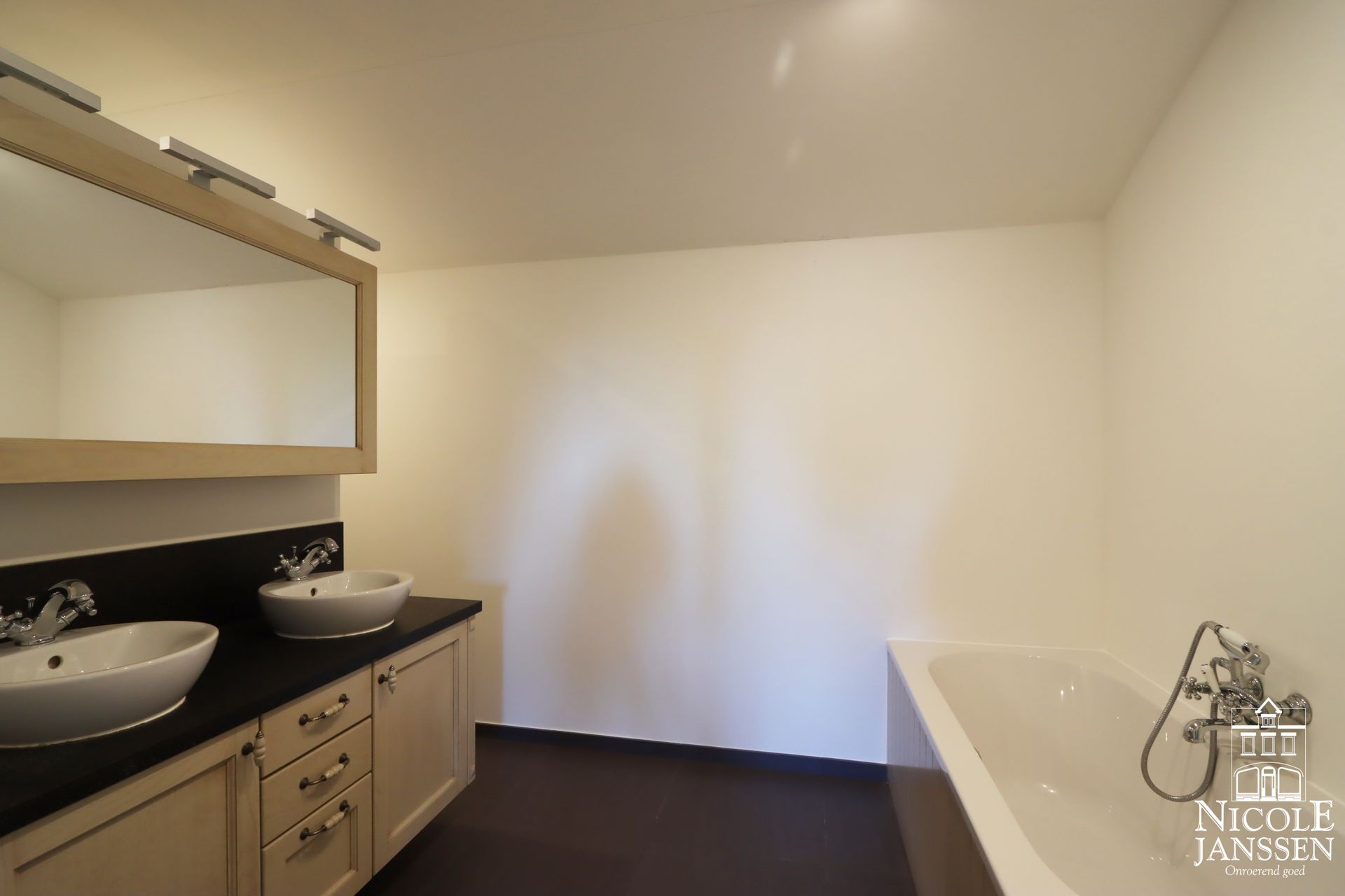 Nicole Janssen - appartement te koop - Kloosterbempden 3A b21 te Maaseik - badkamer2.jpg