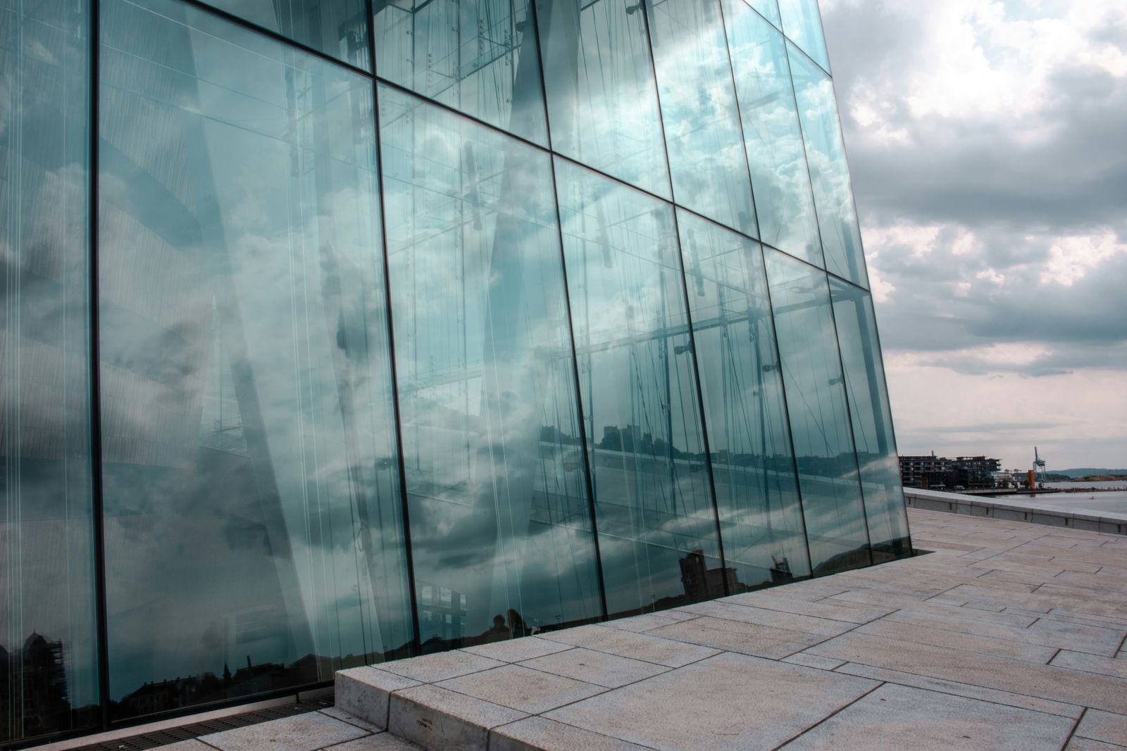 reflecterende glaswand met zonneschijn
