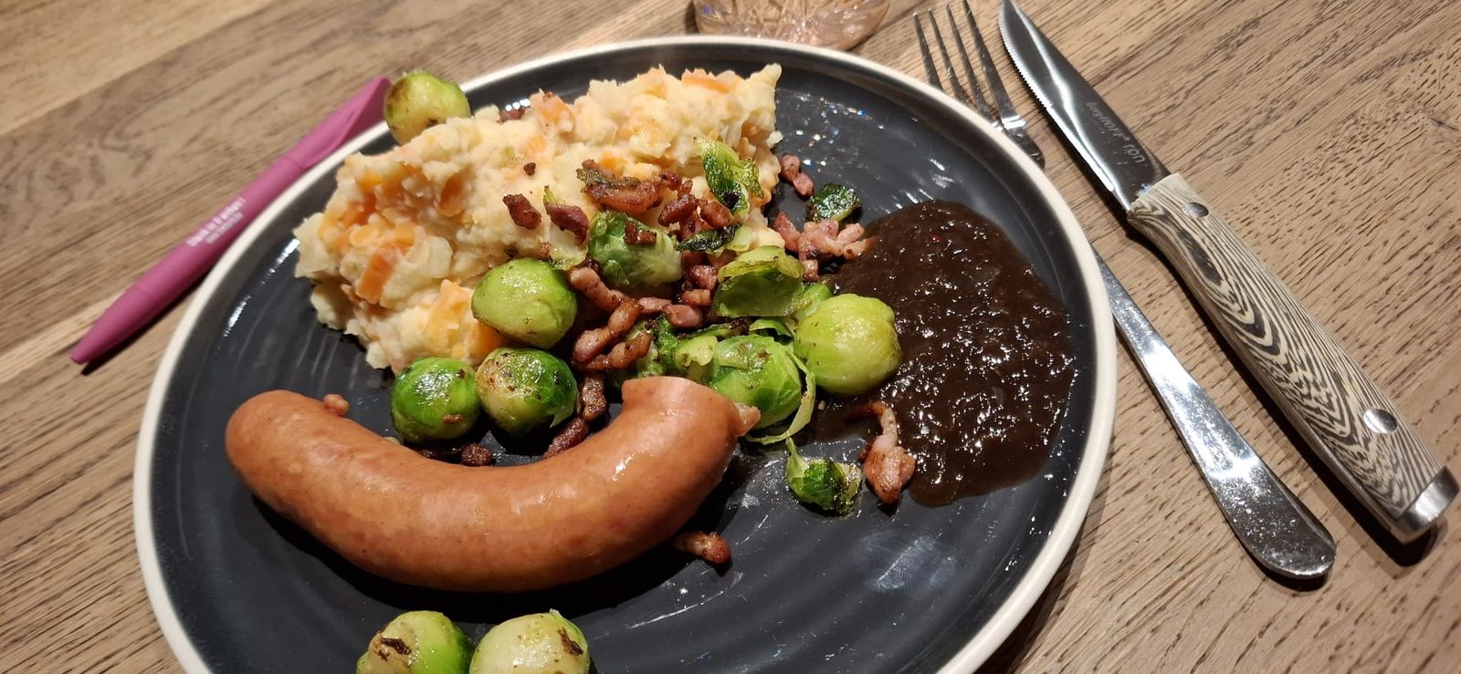 Rookworst met wortelpuree, spruitjes, spekreepjes en uienchutney