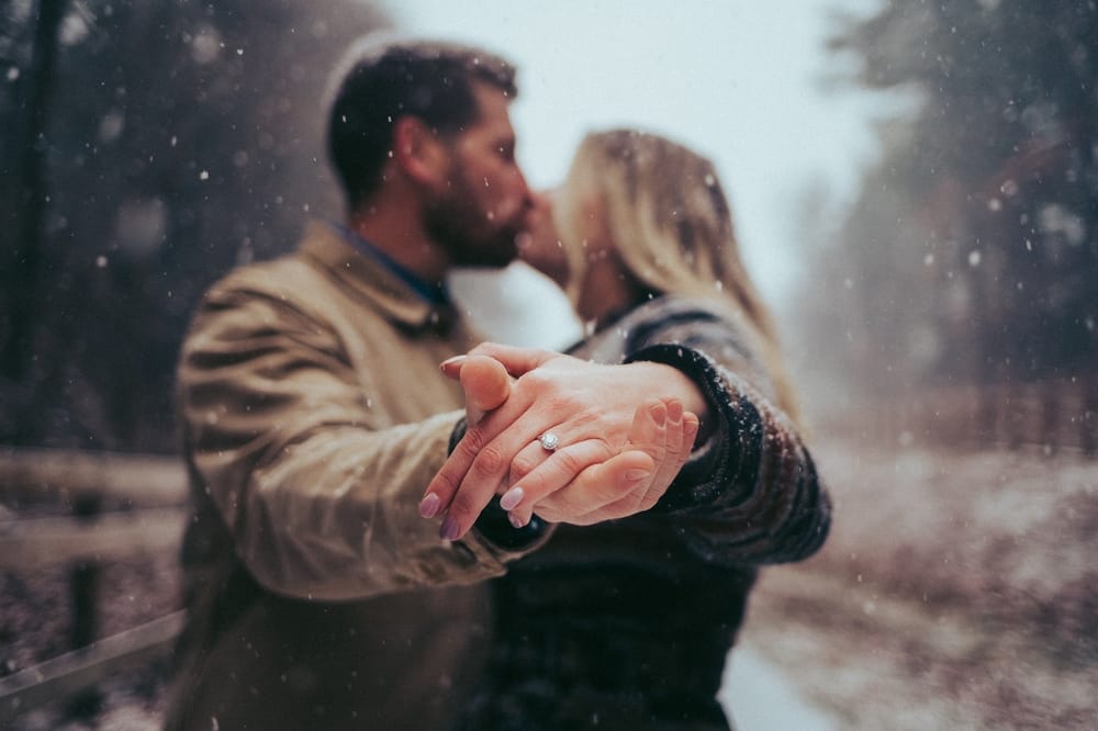 7 winterdetails die een bruidslook subtiel warmer maken