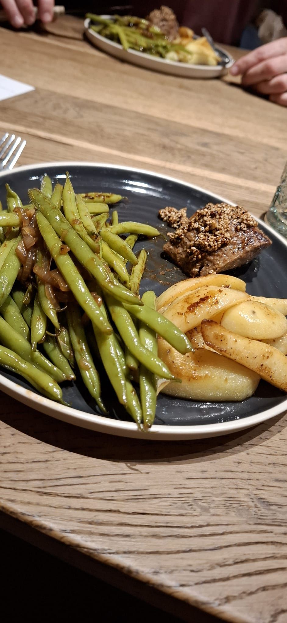  Steak met Gebakken Aardappelen, Sperziebonen en Knoflook-Sesamboter