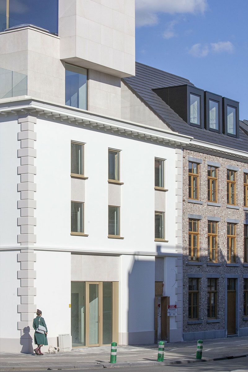 Stedelijke gevelarchitectuur met natuursteen bij Project Uilenspiegel in Hasselt