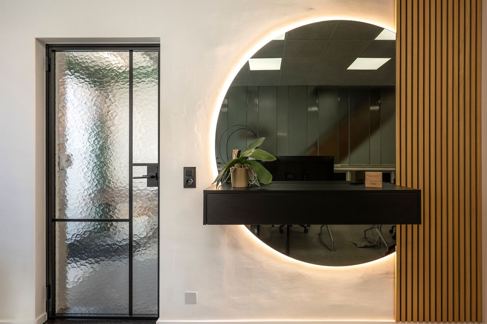 glazen salontafel in grijze woonkamer