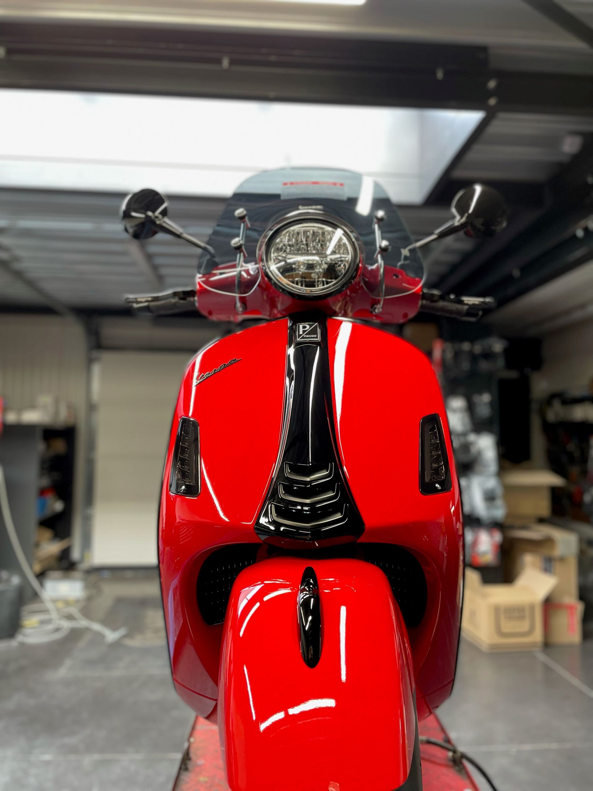 vespa gts rood voor.jpg