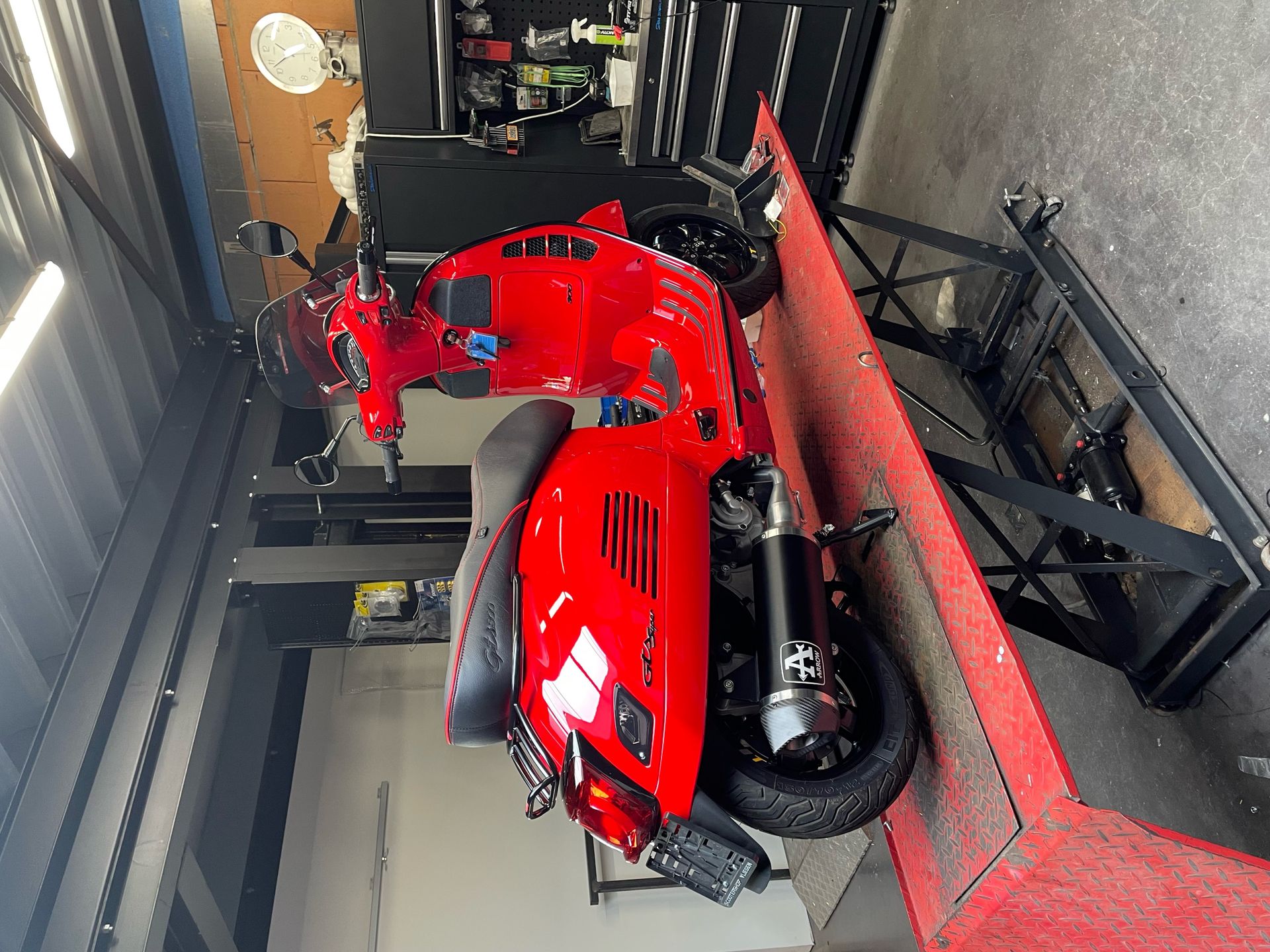 vespa gts rood achter.jpg