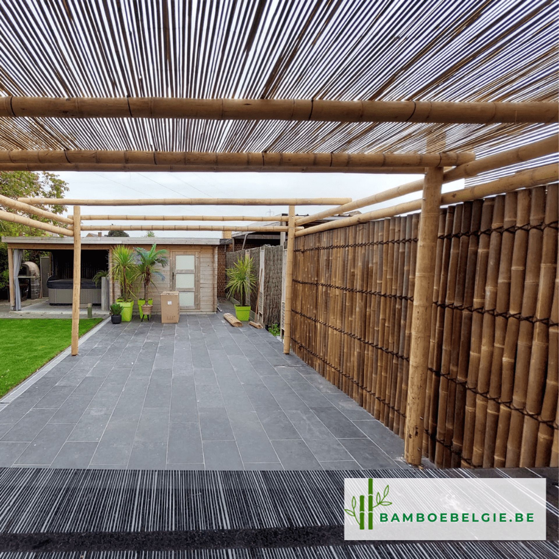 Bamboe pergola met rieten dak