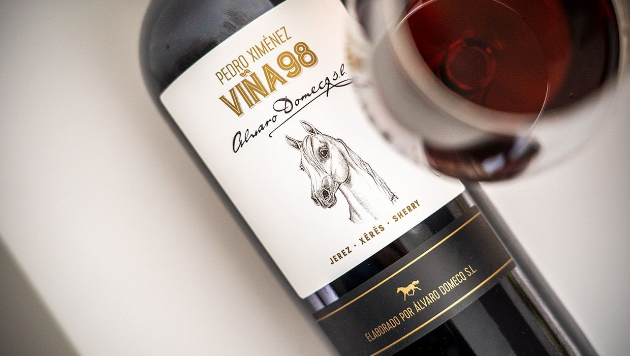 De zoete sherrydruif kreeg de naam Pedro Ximénez, volgens oude bronnen een 'verspaansing' van Pieter Siemens, de Vlaamse soldaat die diende onder Karel V en de wijnstok wellicht meebracht uit het Hageland ... Klik voor de volledige Sherrycatalogus.