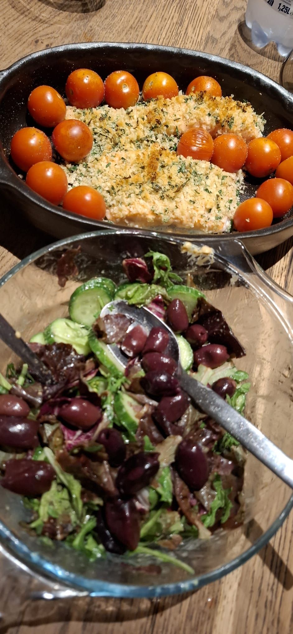 Zalmfilet in Panko met Slamix, Komkommer, Kalamata-olijven & Aardappelpuree met Bieslook