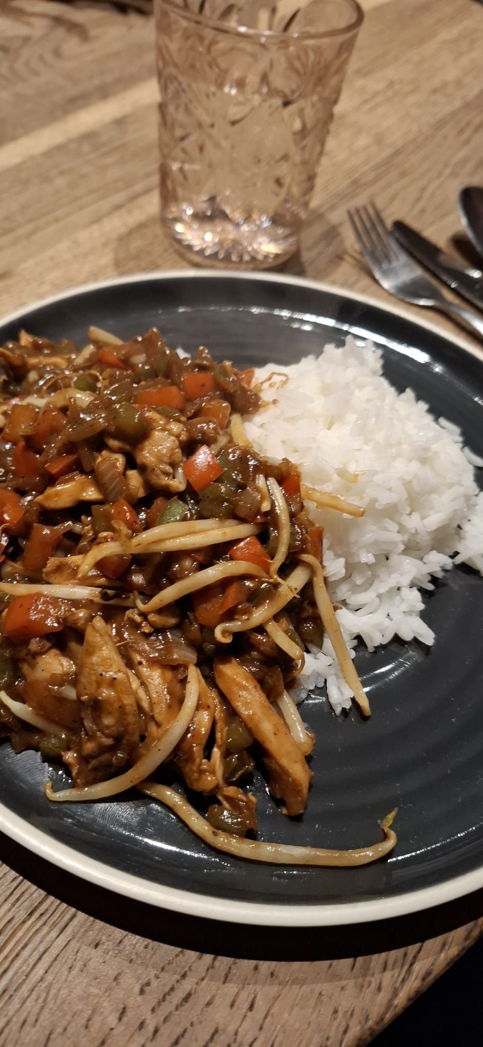 Recept: Kipfilet met sojascheuten en zwartebonensaus